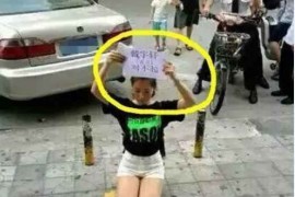 女孩举着牌子跪在路边，众人看到牌子上的六个字后，甚是愤怒