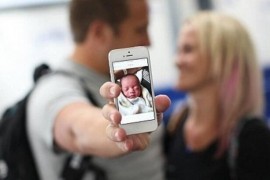 美国夫妻没有生育，他们开心地在福利院领养了一个小宝宝