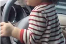 泰国男子教不到一岁的女儿开车，不料引来网友阵阵责骂