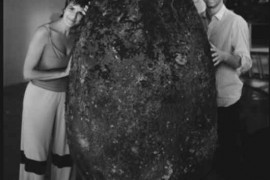考古学家发现一颗巨蛋，上面长着一棵树，里面竟是一具尸体