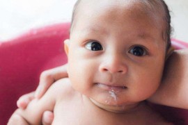 孩子经常吐奶是怎么回事 ？是胀气惹的祸，和喂奶姿势有关系