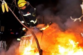  70岁保安冲入火场救火被灼伤 皮肤掉落(比较震撼)