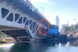  外卖小哥从20米高桥上跳下救人 因此获得奖励资助（高呼坚持住）