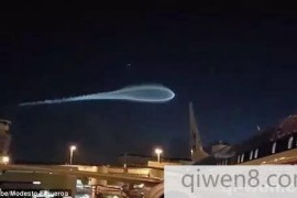 美国机场惊现巨型UFO 险些与飞机相撞