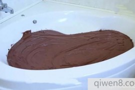 外国男子用600斤巧克力洗澡，泡了半个小时，起身的时候傻眼