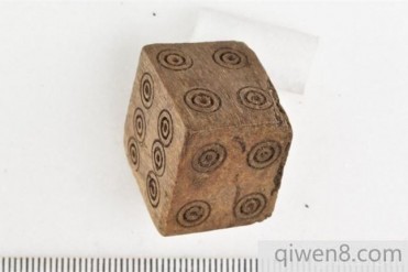 挪威考古学家发现了30多颗可以追溯到中世纪的骰子