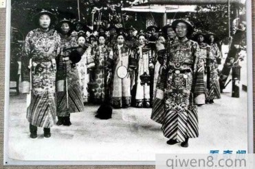 晚清大宦官李莲英坟墓翻开后,考古人员为何反而...