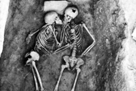 考古出土的生死恋人, 拥抱亲吻千万年不分离!