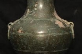 陕西考古发现2000多年前秦国古酒，近乳白色，还有一柄完整的铜剑