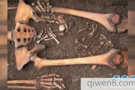 考古学家称这个女人700年前死后在棺材里生下一个孩子