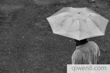 一男子给老婆托梦哭诉,老婆到坟头一看大吃一惊