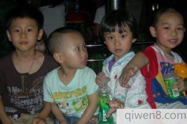 网上一张有名的灵异照片,据说是在汕头市龙泉岩...