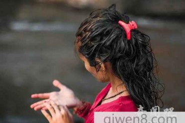 奇风异俗!尼泊尔一个奇葩迷信传统女性那几天都...