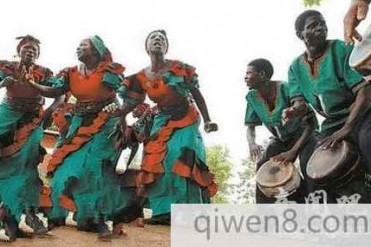 奇葩习俗!非洲古老的风俗职业,工作就是为少女“...