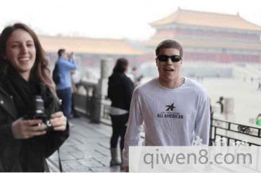 老外为啥没有存款?这位小哥找了个中国女友后的...