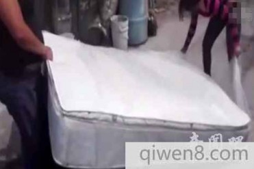 女子新买的床垫发出恶臭 打开一看傻眼了