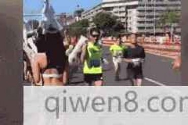 男子北京马拉松赛场公然袭胸 面对镜头竟嘿嘿直笑