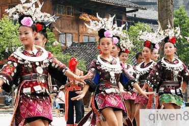 什么原因使得她们这个民族这么热衷于短裙呢?