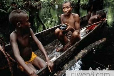 神奇部落:8岁生儿育女 喜食活蚂蚁谣传他们的器...