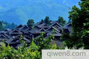 奇闻:我国唯一一个允许持枪的地方 部落男子枪不...