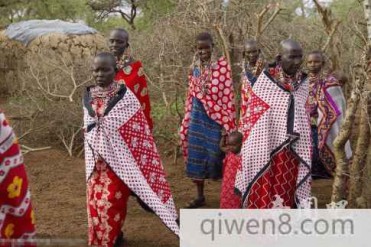 神奇部落:渴了就喝牛血 盛行一夫多妻制