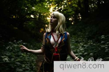 乳此动人!美女Cos《巫师3》女术士凯拉·梅兹