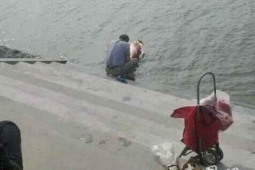 小伙河边当众为女朋友洗澡!吓坏路人连忙报警