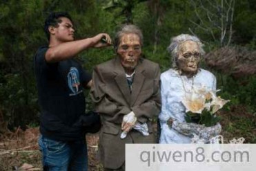 这个国家的节日太恐怖 将亲人尸体挖出重新打扮再...