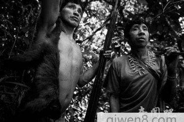 神奇的部落!与现代文明隔绝 靠捕食野生猴子为生