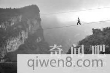 世界上最快高空钢丝王:42秒04穿过300多米