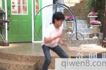 一分钟打响手指296次 打破吉尼斯世界纪录