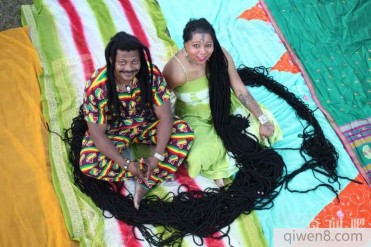 世界上头发最长的女子嫁给了发型师