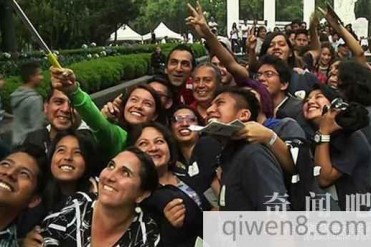 墨西哥2000人挑战同一地点轮流自拍吉尼斯纪录