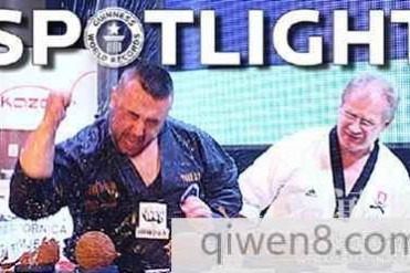 波黑人Edin Kajevic打破手肘砸椰子吉尼斯世界纪录