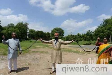 世界上最长胡须:印度男子留胡须45年 长达5.5米