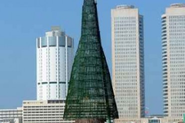 世界最高的圣诞树57米 刷新去年55米纪录