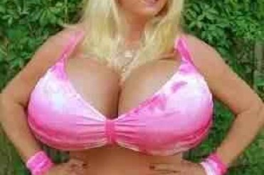 世界上最大的胸部:每个乳房重达9公斤(图)