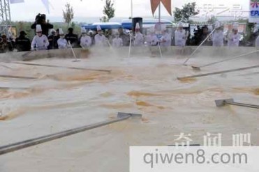 世界上最大的煎蛋卷:耗费10万个鸡蛋重达4.4吨