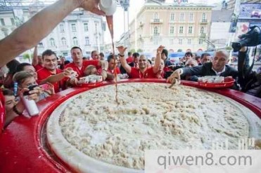 世界上最大杯的卡布奇诺咖啡:达2012公升