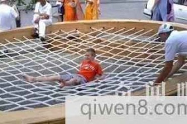 世界上最大的网球拍:长15.2公尺 宽4.9公尺