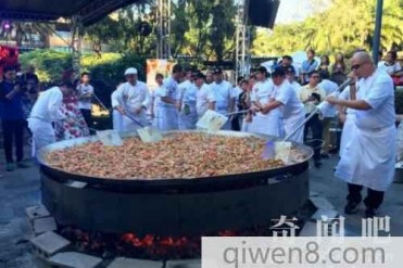 菲厨师用600公斤石材烹制最大锅海鲜饭