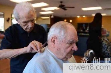 107岁理发师工作97年0病假 快剪了一世纪的头发