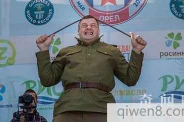 俄罗斯强人亚历山大(Alexander Muromskiy)用头弯...