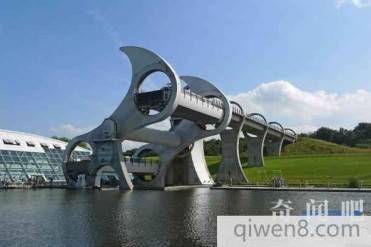 世界上唯一会旋转翻身花6亿打造的吊桥!它开始旋...