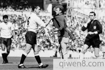 世界足坛十大难破纪录:开场3秒就被红牌罚下