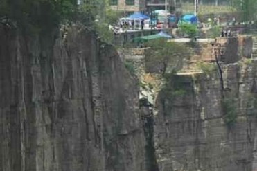 这个村庄你敢去吗?探秘世界最危险村庄:郭亮村