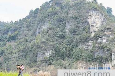 世界第一大自然石佛 高50米岩石叠成
