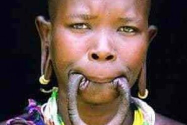 世界上最大唇盘的女子直径20厘米