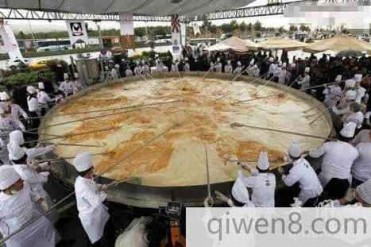 世界上最大的煎蛋卷耗10万个鸡蛋重达4.4吨