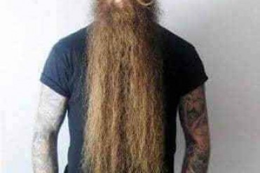 英国男子用4年蓄约61厘米全英最长的胡须